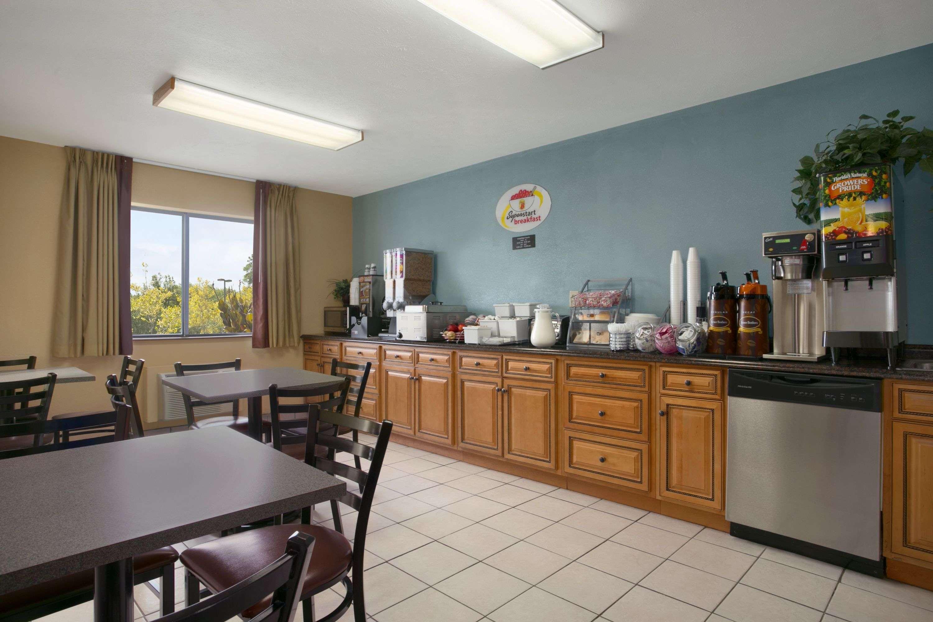 Super 8 By Wyndham Park City/North Wichita Area Luaran gambar